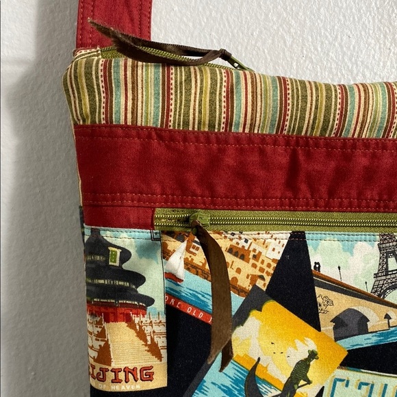 Red Crossbody Bag with Woven Texture and Structured Design - Picture 3 of 12